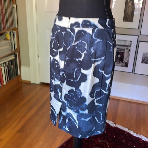 J. Crew 💯 Stretch Cotton A-Line Flower Skirt Size 2 - Picture 3 of 6